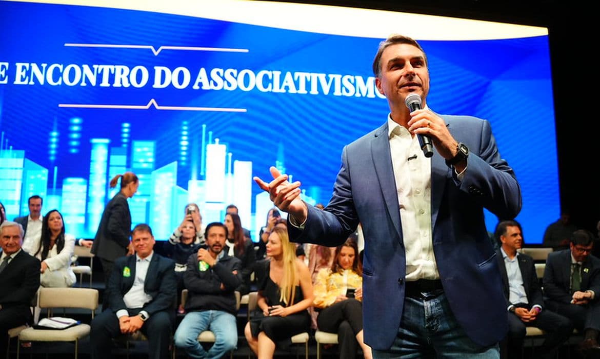 Flávio Bolsonaro defende desburocratização e apresenta propostas econômicas em encontro com empresários