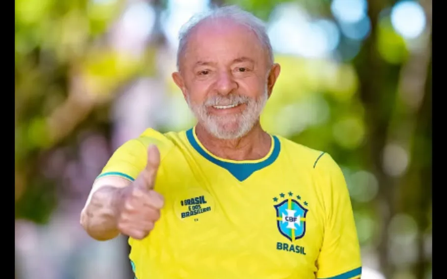 Lula veste camisa da Seleção e adere à campanha de Janones: “O verde e amarelo é nosso”