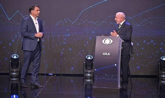 Flávio Bolsonaro aposta em propostas e expõe desgaste do governo Lula no primeiro debate do segundo turno